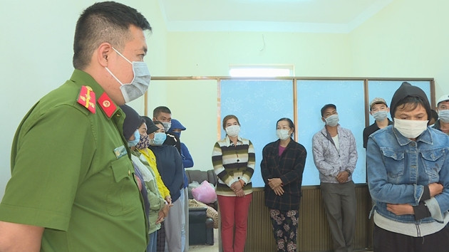  Bắt quả tang 21 nam, nữ đánh bầu cua với số tiền cực lớn: Hôm nay, Công an TP Buôn Ma Thuột, tỉnh Đắk Lắk đang củng cố hồ sơ để xử lý 21 đối tượng về hành vi “Đánh bạc” và “Tổ chức đánh bạc”. Theo đó, Công an TP Buôn Ma Thuột đã bắt quả tang 21 đối tượng cả nam và nữ đang đánh bầu cua ăn tiền tại phường Tân Lập. Tại hiện trường, Công an đã thu giữ số tiền hơn 199 triệu đồng, 16 chiếc điện thoại di động cùng nhiều tang vật liên quan... 