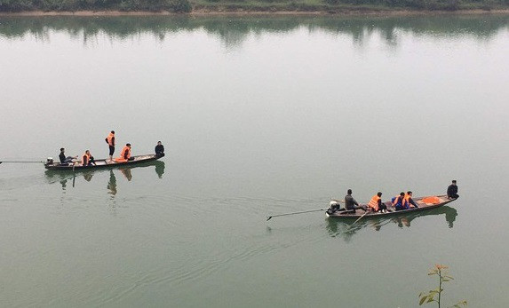  Thầy hiệu trưởng nhảy cầu vì buồn chuyện gia đình: Tối 18/2, trên địa bàn thị trấn Con Cuông, huyện Con Cuông (Nghệ An) đã xảy ra vụ nghi nhảy cầu Khe Rạn. Nạn nhân là thầy giáo Nguyễn Văn T. (SN1976, trú tại thị trấn Con Cuông), hiện là Hiệu trưởng Trường Tiểu học Môn Sơn 3. Nguyên nhân ban đầu được xác định là do buồn chuyện gia đình nên thầy T. đã uống rượu, sau đó đi lên cầu Khe Rạn rồi xảy ra vụ việc trên. 