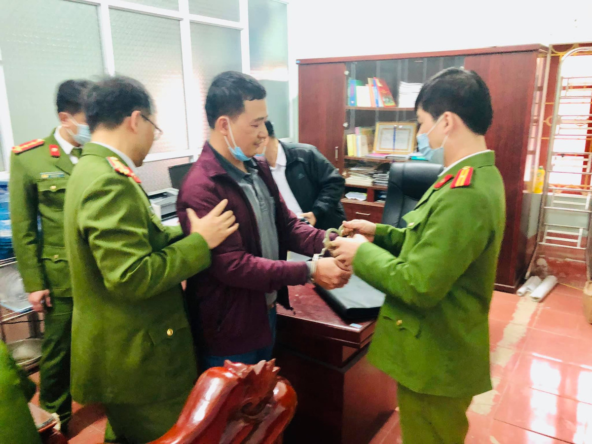 Bat giam hieu truong vi chiem doat tien cua giao vien va hoc sinh