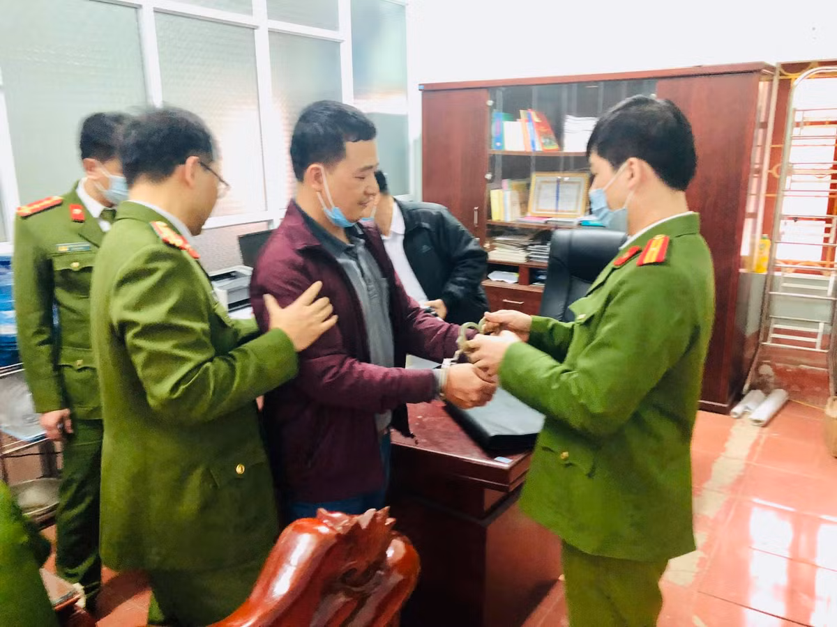 Bat giam hieu truong vi chiem doat tien cua giao vien va hoc sinh