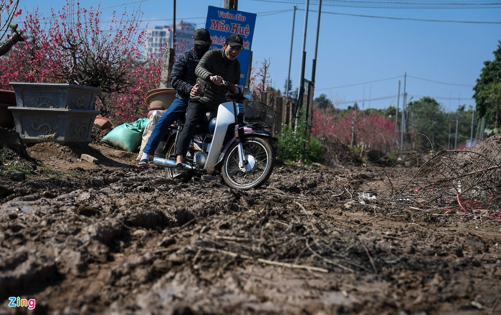 Sau cơn mưa ngày 28 Tết, đường ở đây lầy lội khiến việc di chuyển rất khó khăn. 
