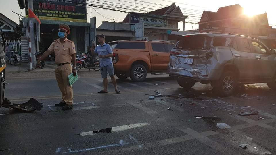 Bon o to tong lien hoan, nghin xe te liet tren quoc lo 1