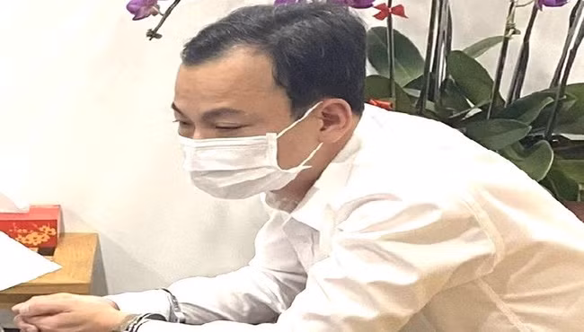  Bắt "ông trùm" đường dây làm xăng giả với gần 2,7 triệu lít: Ngày 18/2, Công an tỉnh Đồng Nai vừa ra lệnh bắt khẩn cấp đối với ông Lê Thành Trung, người được xác định là “ông trùm” trong đường dây mua, bán hoá đơn giả, liên quan đến chuyên án buôn lậu, sản xuất xăng giả với tang vật gần 2,7 triệu lít xăng giả. Đặc biệt, Công an thu giữ 27 con dấu (15 mộc dấu tròn, 12 dấu tên) của nhiều công ty khác nhau do Trung thành lập và thuê người khác làm giám đốc. 