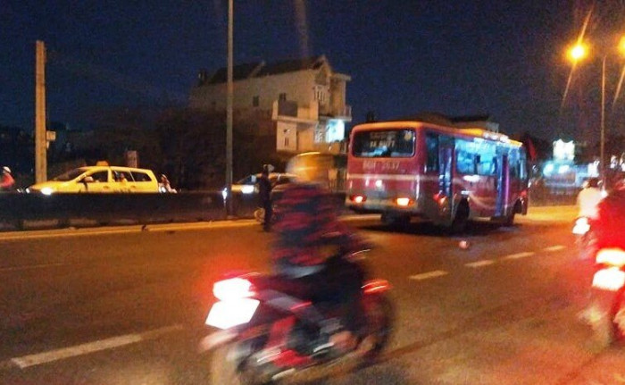  Ngã ra đường, hai phụ nữ bị xe buýt cán tử vong tại chỗ: Tối 17/2 chị N.T.H. và N.H. (cả hai hơn 40 tuổi, cùng ngụ xã Hàm Đức, Hàm Thuận Bắc, tỉnh Bình Thuận) đi chung xe máy khi đang chạy đến giữa cầu Bến Lội (Đoạn giáp ranh phường Xuân An, TP Phan Thiết và xã Hàm Thắng, huyện Hàm Thuận Bắc) bất ngờ ngã xuống đường. Lúc này xe buýt lưu thông cùng chiều phía sau không kịp tránh đã cán qua người làm cả hai nạn nhân tử vong tại chỗ. 