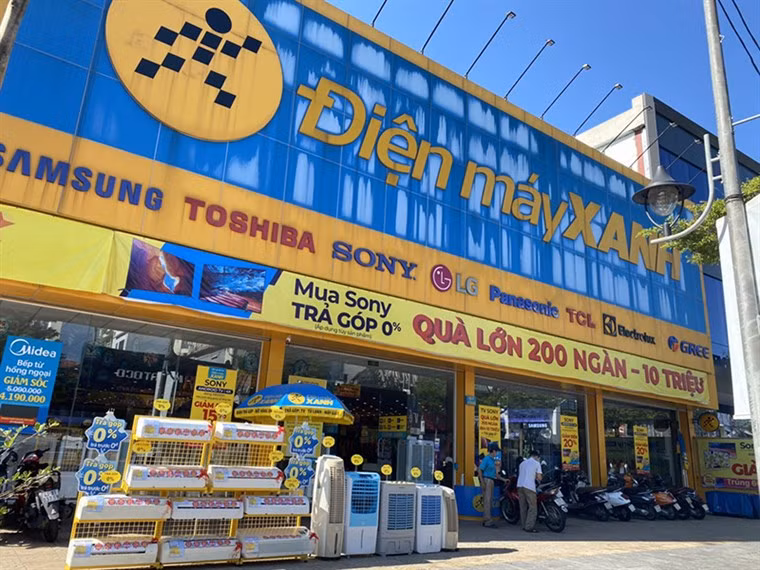  Cửa hàng Điện Máy Xanh bị trộm đột nhập từ mái nhà: Ngày 18/2, Công an huyện Củ Chi đang phối hợp với Công an TP HCM điều tra vụ trộm cắp tài sản với giá trị lớn xảy ra tại cửa hàng Điện Máy Xanh thuộc thị trấn Củ Chi. Rạng sáng 3 Tết, nhân viên quản lý cửa hàng phát hiện mái tôn bị cắt, kiểm tra tài sản bên trong cửa hàng phát hiện mất 54 điện thoại di dộng bị mất. Tổng trị giá tài sản tại cửa hàng bị kẻ gian trộm cắp khoảng 800 triệu đồng. (Ảnh minh họa).