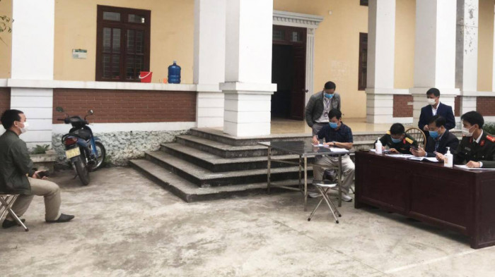 Bi phat 7,5 trieu vi doa dot nha can bo tai chot COVID-19