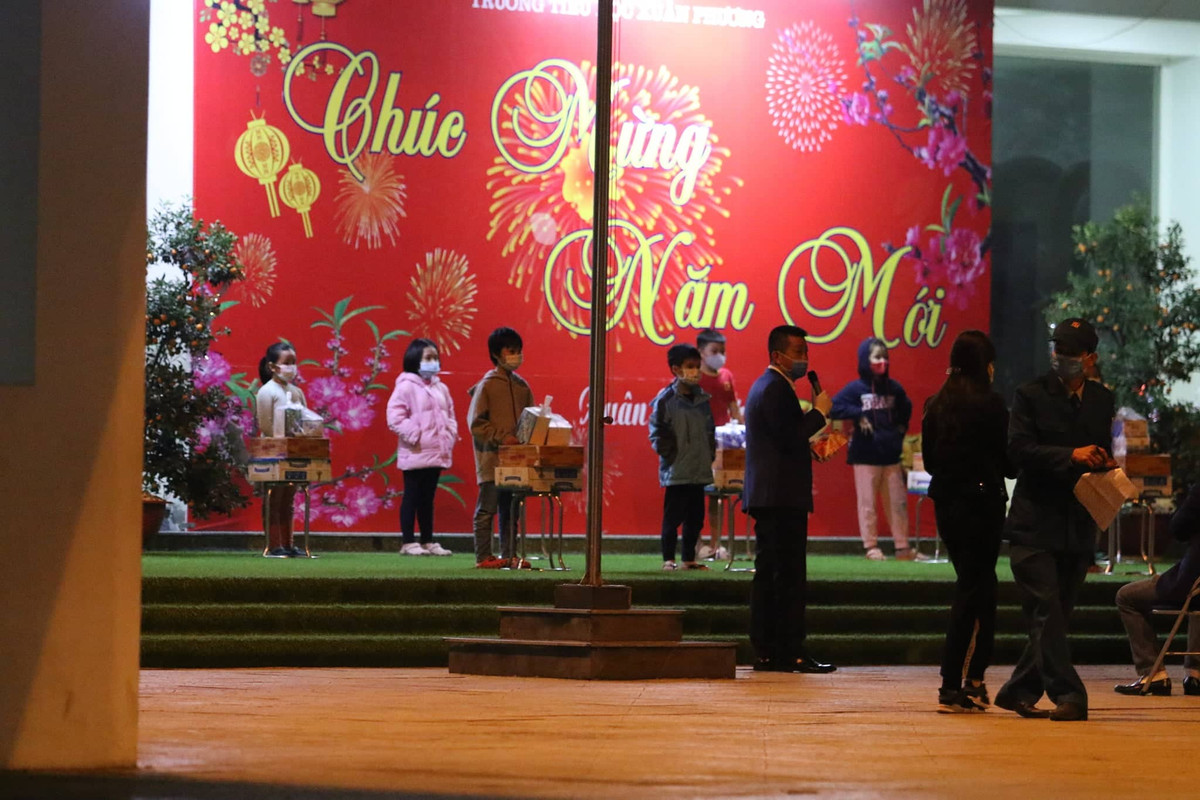 Trong đợt cách ly tập trung tại trường Xuân Phương, có 56 học sinh, 14 giáo viên và một số phụ huynh. Các em nhỏ nhận quà từ các cơ quan chức năng trước khi ra về. 