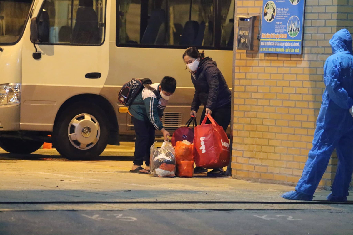 Trước đó, giám đốc Sở Y tế Hà Nội ông Nguyễn Khắc Hiền đã trực tiếp thông tin đến lãnh đạo quận Nam Từ Liêm về chủ trương cách ly mới của Bộ Y tế. Trong ảnh: Các bạn nhỏ giúp phụ huynh sắp xếp đồ đạc, chờ người thân tới nhận và chuyển về nhà.