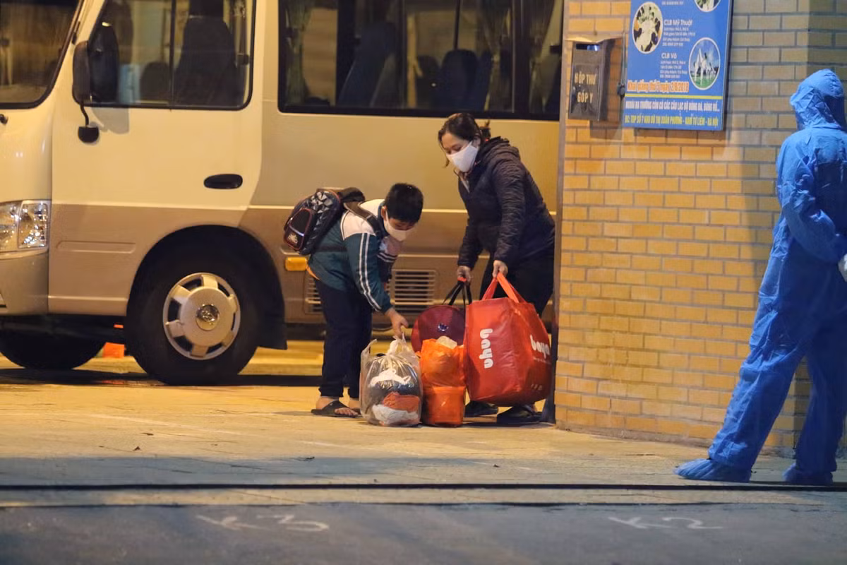 Trước đó, giám đốc Sở Y tế Hà Nội ông Nguyễn Khắc Hiền đã trực tiếp thông tin đến lãnh đạo quận Nam Từ Liêm về chủ trương cách ly mới của Bộ Y tế. Trong ảnh: Các bạn nhỏ giúp phụ huynh sắp xếp đồ đạc, chờ người thân tới nhận và chuyển về nhà.