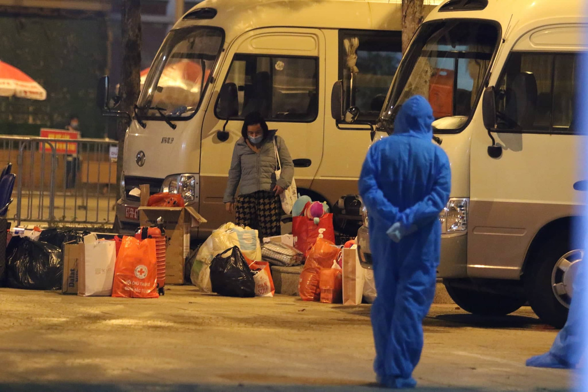 Trước đó, trong ngày 31/1, cơ quan chức năng đã tiến hành cách ly tập trung với các học sinh và thầy cô giáo có liên quan đến bệnh nhân COVID-19 là học sinh lớp 3A.