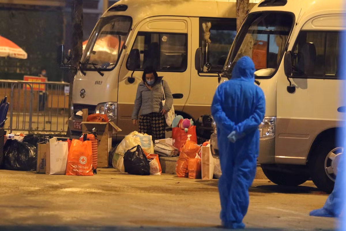 Trước đó, trong ngày 31/1, cơ quan chức năng đã tiến hành cách ly tập trung với các học sinh và thầy cô giáo có liên quan đến bệnh nhân COVID-19 là học sinh lớp 3A.