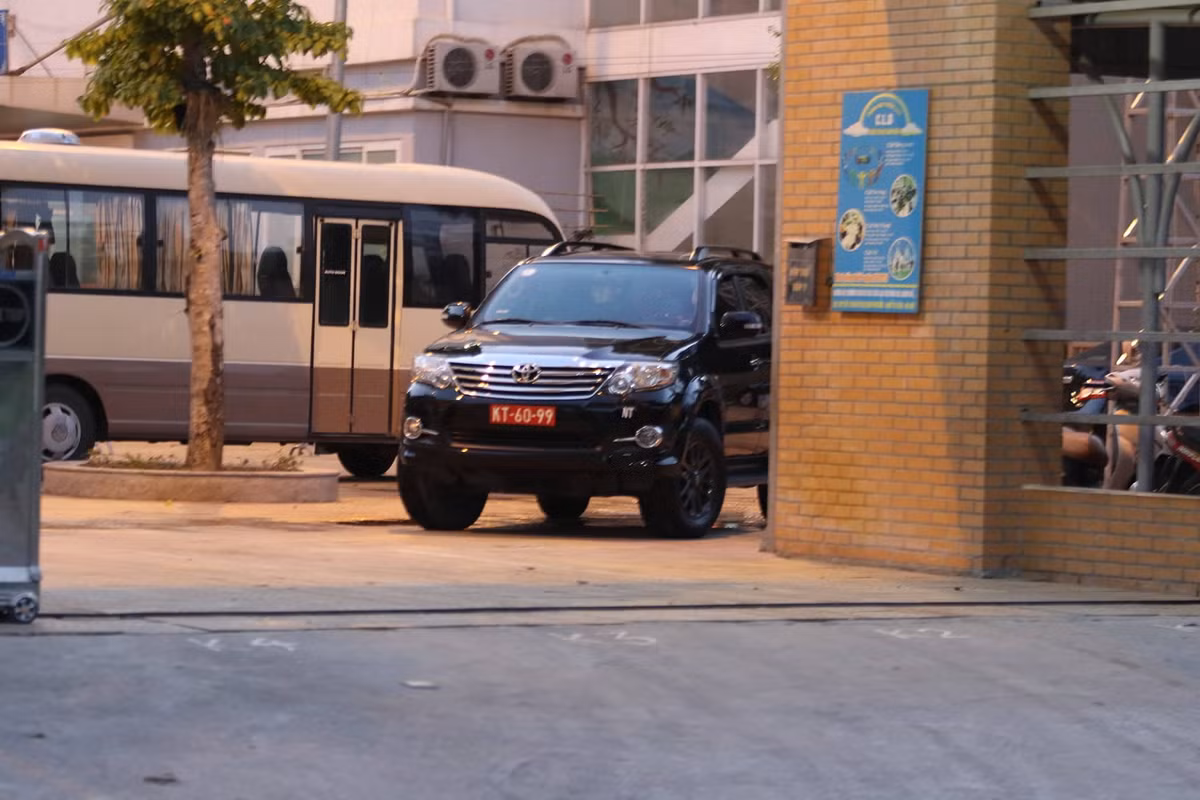 Để đảm bảo an toàn, từng cháu và các phụ huynh được xe quân đội đưa về tận nhà. 