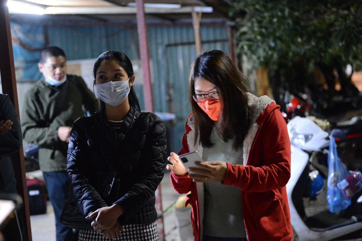 Đối với trường hợp cách ly trẻ trên 5 tuổi, tức là lứa tiểu học, có yêu cầu trong vòng 1 tuần sẽ thực hiện 3 lần xét nghiệm, cả 3 lần đều âm tính thì có thể xem xét cho cách ly tại nhà. "Chúng tôi đã trao đổi với quận Nam Từ Liêm vì hiện nay có điểm cách ly tập trung các cháu học sinh lớp 3E ở Trường tiểu học Xuân Phương. Dự kiến ngày 8-2 tiếp tục lấy mẫu xét nghiệm lần 3, nếu cả 3 lần xét nghiệm đều âm tính sẽ xin ý kiến thành phố cho cách ly tại nhà nhưng phải cam kết thực hiện cách ly theo đúng quy định"- ông Hiền cho hay. 