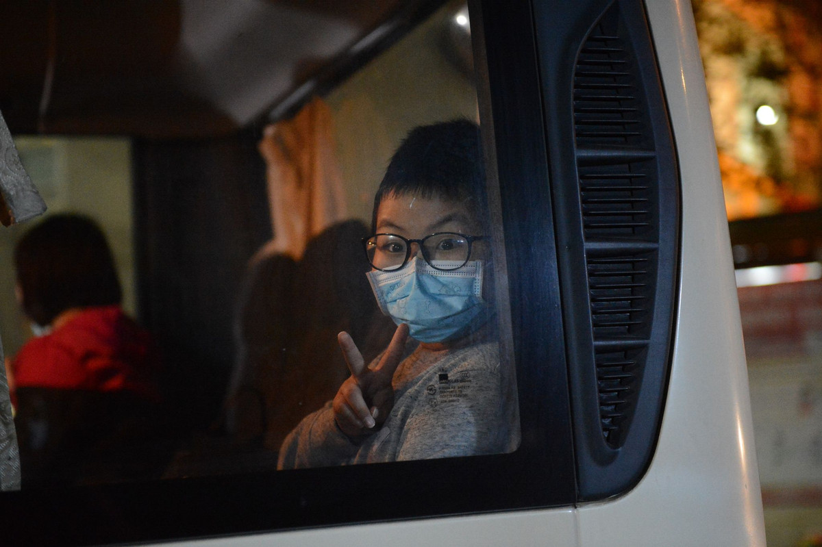 Niềm vui trên khuôn mặt các em nhỏ khi được về nhà. Trước đó, các em được đại diện cơ quan chức năng tặng quà và lì xì.