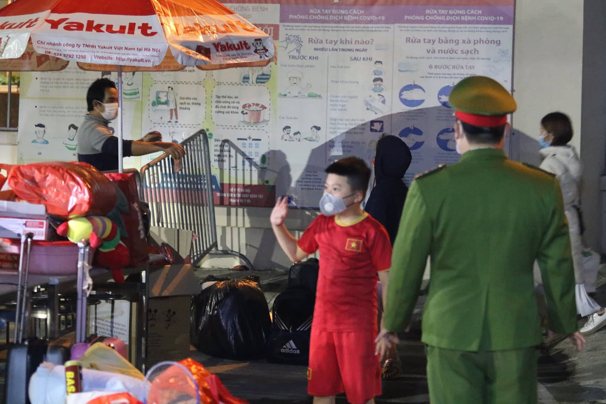 Theo ông Hiền, trong cuộc giao ban về công tác phòng, chống dịch với các tỉnh, thành phố, Bộ trưởng Bộ Y tế Nguyễn Thanh Long đã thông tin về những điểm mới trong cách ly đối với trẻ dưới 5 tuổi. Theo đó, trẻ dưới 5 tuổi sẽ cho cách ly tại nhà nhưng bắt buộc phải có người chăm sóc và nhà không có người già. Trong ảnh: Một em nhỏ vẫy tay chào người thân.