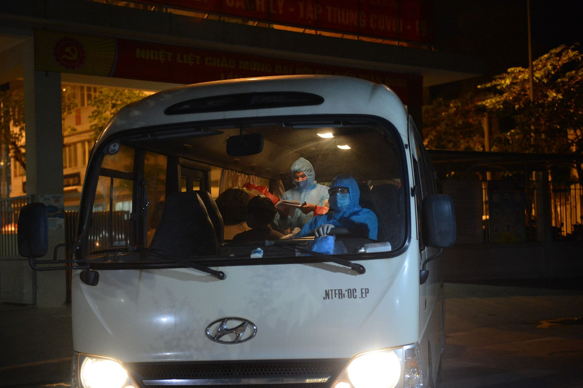 Lái xe và các cán bộ hỗ trợ mặc đồ bảo hộ kỹ càng.