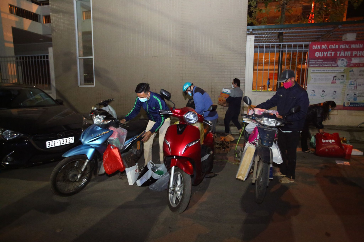 Người thân của các em nhỏ được trở về nhà lần này chờ đón hành lý, đồ dùng và chở về nhà.