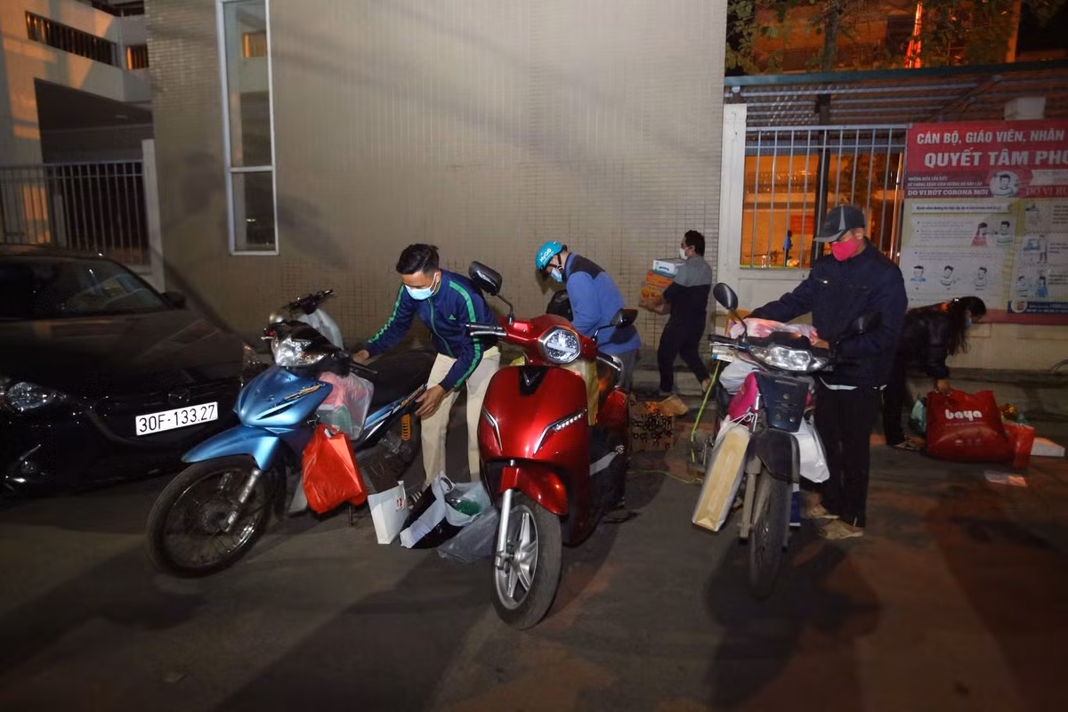 Người thân của các em nhỏ được trở về nhà lần này chờ đón hành lý, đồ dùng và chở về nhà.