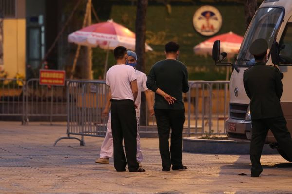 Sau khi rời khỏi trường tiểu học Xuân Phương, các phụ huynh và học sinh này sẽ tiếp tục cách ly tại nhà 15 ngày. 