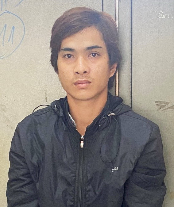  Đối tượng có lệnh truy nã bị sa lưới ngay ngày 30 Tết: Ngày 11/2, Công an huyện Định Quán, tỉnh Đồng Nai cho biết đã bắt giữ đối tượng truy nã Nguyễn Văn Trọng (30 tuổi), ngụ tại thị trấn Định Quán, huyện Định Quán khi đang về quê ăn Tết. Trọng đã cùng 3 đối tượng (chưa rõ lai lịch) thực hiện 2 vụ trộm cắp tài sản nhà người dân thuộc huyện Định Quán và bị Công an huyện Định Quán bắt và ra quyết định khởi tố bị can nhưng Trọng đã nhanh chân bỏ trốn.