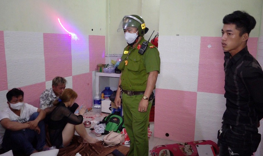  Xịt hơi cay khống chế 11 người trong phòng trọ: Khoảng 3h ngày 11/2, Công an phường 6, tỉnh Bến Tre nhận được tin báo có nhóm người sử dụng ma túy tại một nhà trọ ở khu phố Bình Lợi.Vừa thấy công an, 11 người trong phòng số 9 vội khóa cửa cố thủ bên trong. Công an đã xịt hơi cay vào trong phòng. Test nhanh tại chỗ đối với 11 người, phát hiện 7 trường hợp dương tính với ma túy.