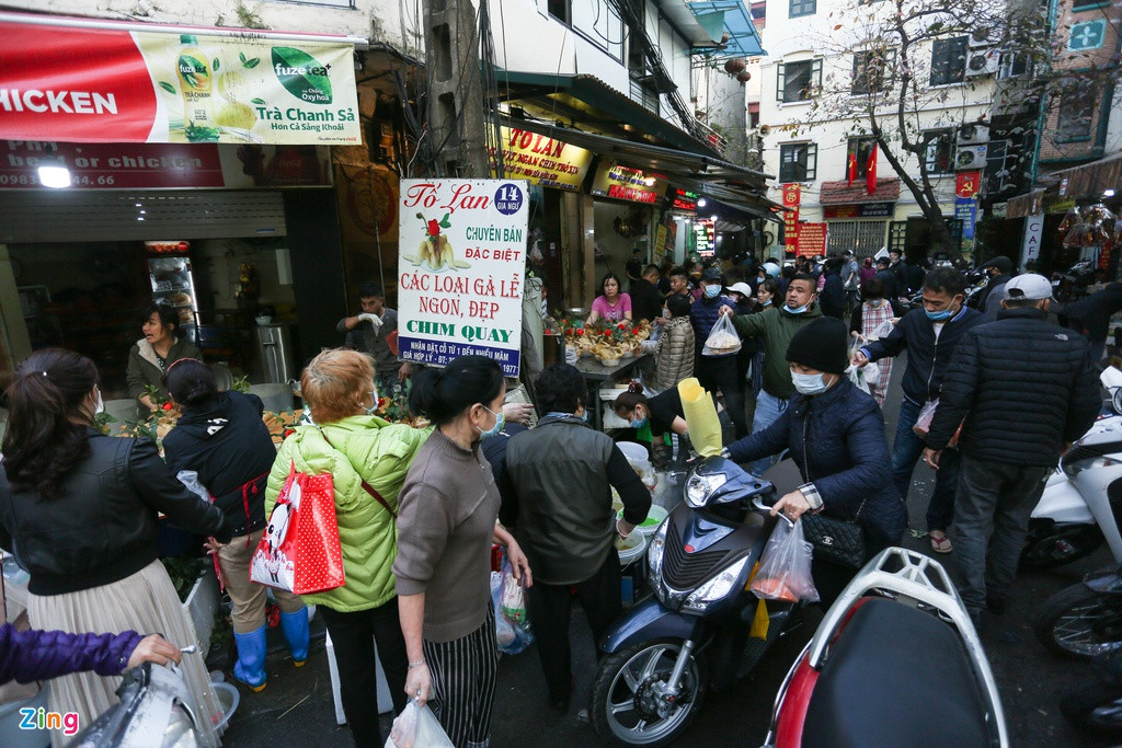 Sáng 30 Tết, người dân tranh thủ mua sắm đồ ăn phục vụ trong 3 ngày Tết. Ngay từ 6 giờ 30 sáng, ngõ nhỏ trên phố Gia Ngư và khu vực chợ Hàng Bè (quận Hoàn Kiếm, Hà Nội) tấp nập người ra vào. 