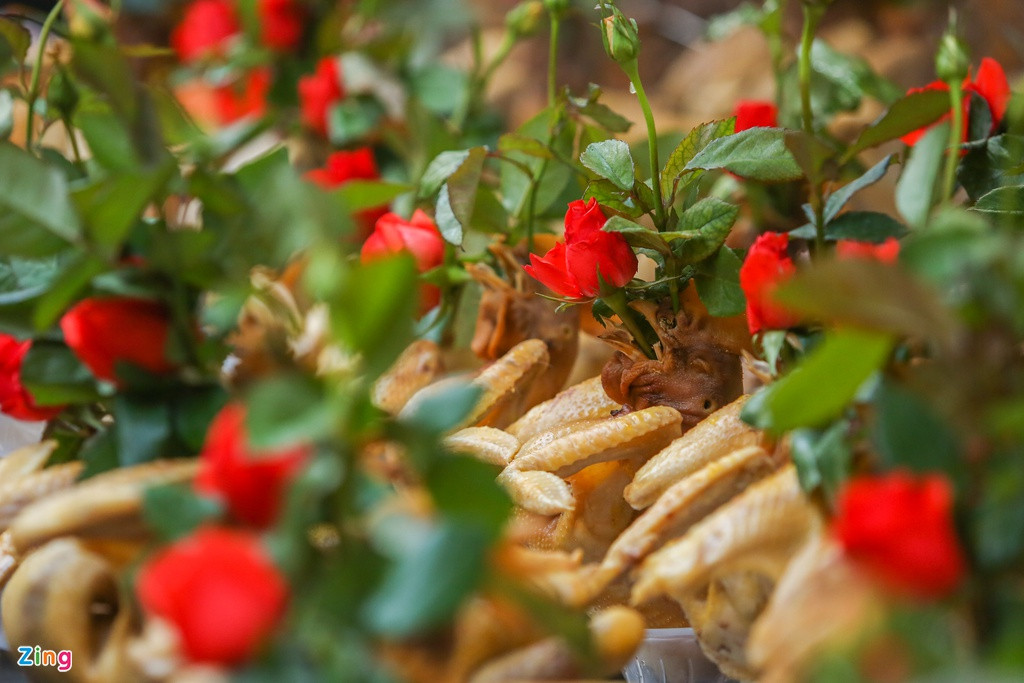 Ở đây bán cả gà trống lẫn gà mái. Gà cúng giao thừa là những con ngậm hoa hồng, bày sẵn ở ngoài để khách chọn lựa. 