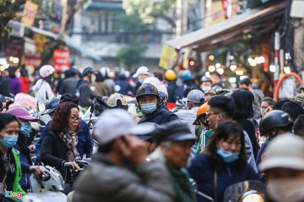 Người ra người vào mua bán tấp nập. Ùn tắc dọc phố Gia Ngư và khu vực chợ Hàng Bè kéo dài tới trưa. 