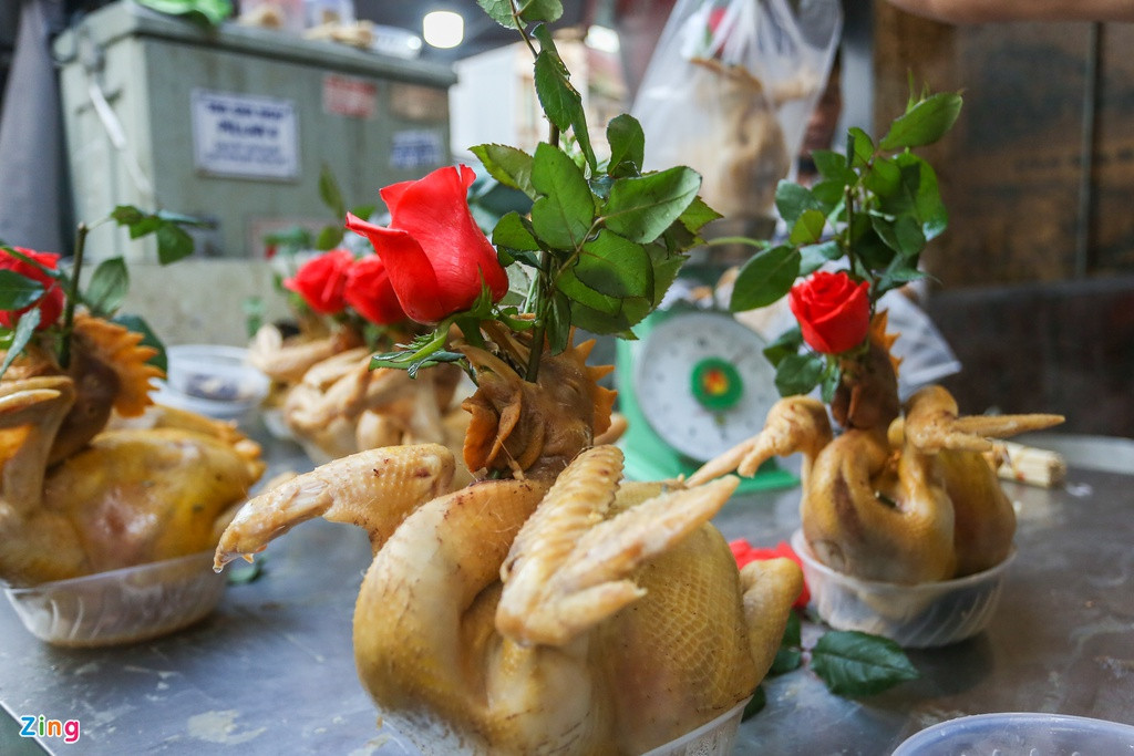 Gà cúng giao thừa có nhiều kích cỡ, giá là 350.000 đồng/kg. Khi có người hỏi mua sẽ cân lên rồi tính tiền. Trung bình khoảng 800.000 đồng/con.