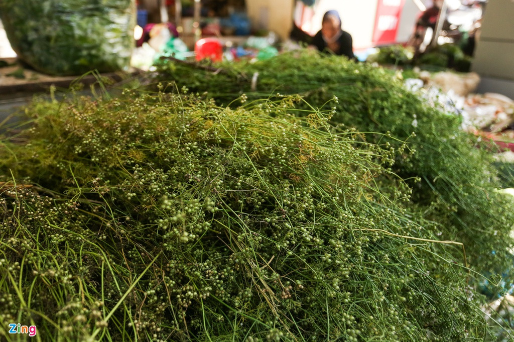 Mùi già dùng để tắm chiều 30 Tết có giá 20.000 đồng/bó. 