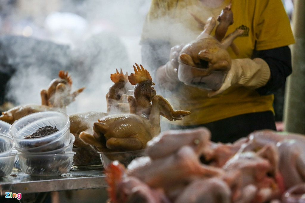 Gà được làm sạch rồi luộc tại chỗ. Mỗi nồi chứa được 10-15 con, khoảng 4-5 nồi luộc cùng lúc. 