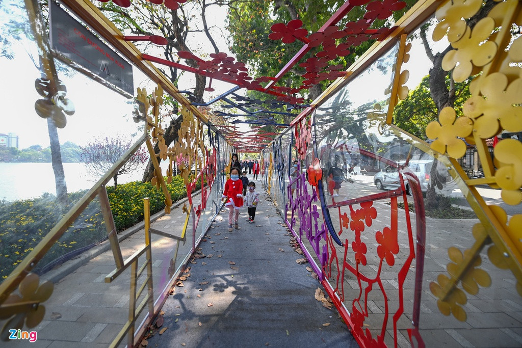 Tác phẩm nghệ thuật "Con đường mùa xuân" được trưng bày ven bờ hồ Hoàn Kiếm là điểm vui chơi yêu thích của các trẻ nhỏ. 