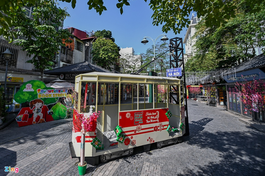 Phố sách 19/12 mang lại hương vị Tết của thời bao cấp khi trang trí hình ảnh chiếc tàu điện và cột đèn kiểu cũ.