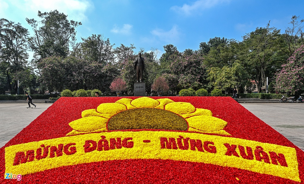 "Mừng Đảng - Mừng Xuân" được trang trí cầu kỳ từ hàng nghìn bông hoa rực rỡ màu sắc tại Công viên Lê Nin.