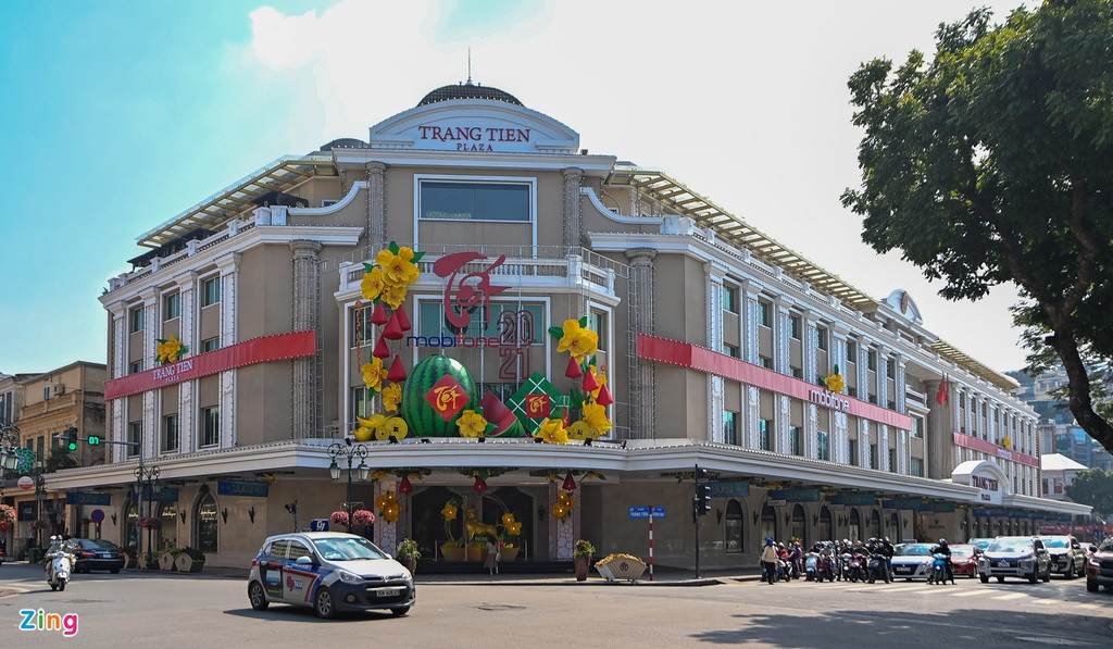 Bên ngoài các trung tâm thương mại lớn ở Hà Nội có các họa tiết trang trí nhiều màu sắc, đậm chất Tết. 