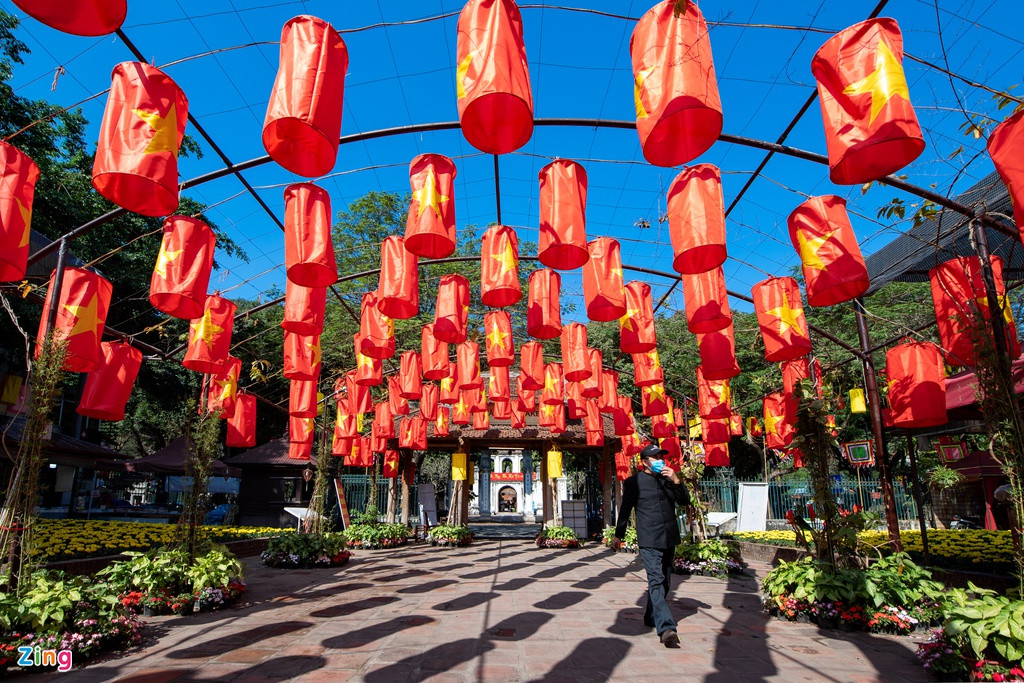 Hàng trăm chiếc đèn lồng rực sắc đỏ đón Tết tại Hồ Văn - Văn Miếu hứa hẹn sẽ là địa điểm thu hút đông bạn trẻ tới tham quan chụp ảnh trong dịp Tết năm nay. 