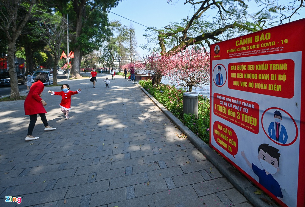 Do diễn biến phức tạp của dịch Covid-19 nên dịp Tết này phố đi bộ ven hồ Hoàn Kiếm đã tạm dừng tổ chức. Bên cạnh những tác phẩm nghệ thuật chào đón xuân mới, nhiều tấm biển cảnh báo, nhắc nhở người dân thường xuyên đeo khẩu trang vẫn được bố trí quanh hồ Hoàn Kiếm. 