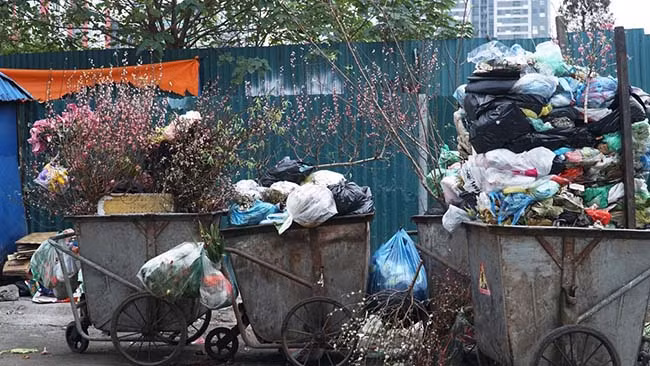 Cảnh tượng thường thấy sau mỗi dịp Tết. 