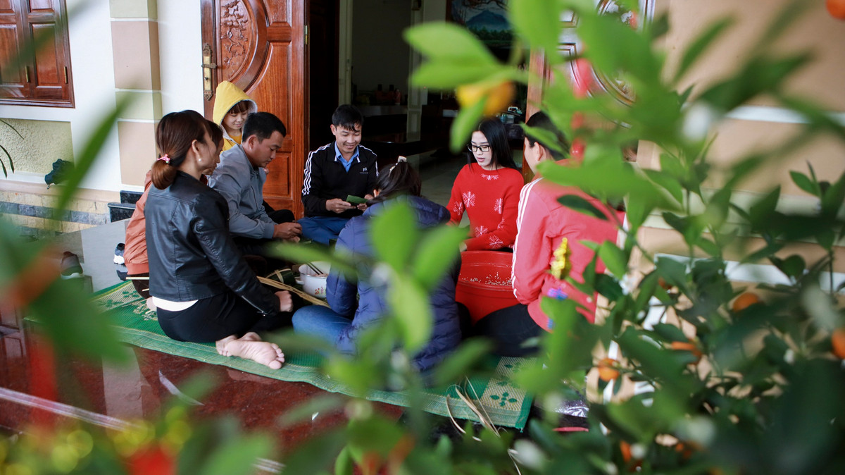 Hoa hậu Đỗ Thị Hà đi chợ quê sắm Tết ngày mưa gió - Hình 14 Hoa hau Do Thi Ha di cho que sam Tet ngay mua gio-Hinh-14