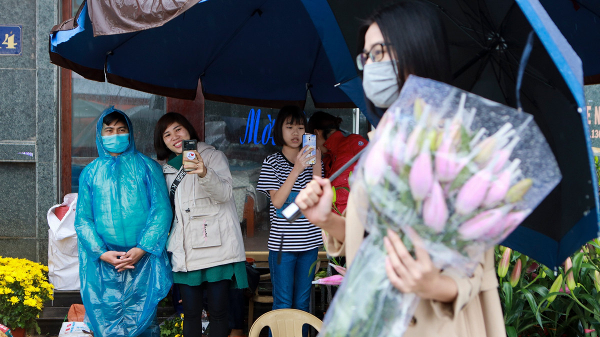 Hoa hậu Đỗ Thị Hà đi chợ quê sắm Tết ngày mưa gió - Hình 2 Hoa hau Do Thi Ha di cho que sam Tet ngay mua gio-Hinh-2