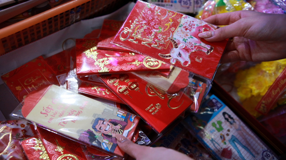 Hoa hậu Đỗ Thị Hà đi chợ quê sắm Tết ngày mưa gió - Hình 3 Hoa hau Do Thi Ha di cho que sam Tet ngay mua gio-Hinh-3