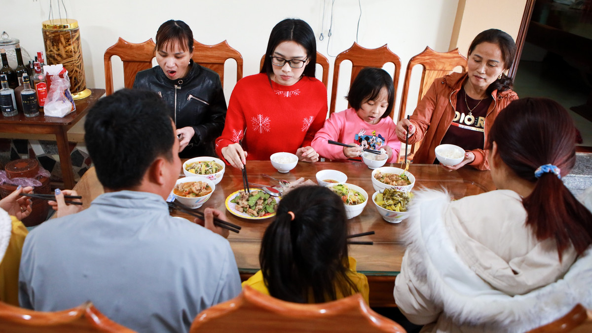 Hoa hậu Đỗ Thị Hà đi chợ quê sắm Tết ngày mưa gió - Hình 10 Hoa hau Do Thi Ha di cho que sam Tet ngay mua gio-Hinh-10