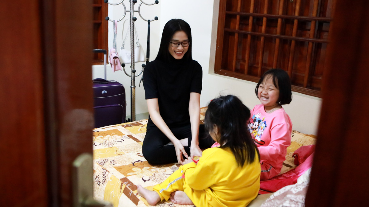 Hoa hậu Đỗ Thị Hà đi chợ quê sắm Tết ngày mưa gió - Hình 7 Hoa hau Do Thi Ha di cho que sam Tet ngay mua gio-Hinh-7