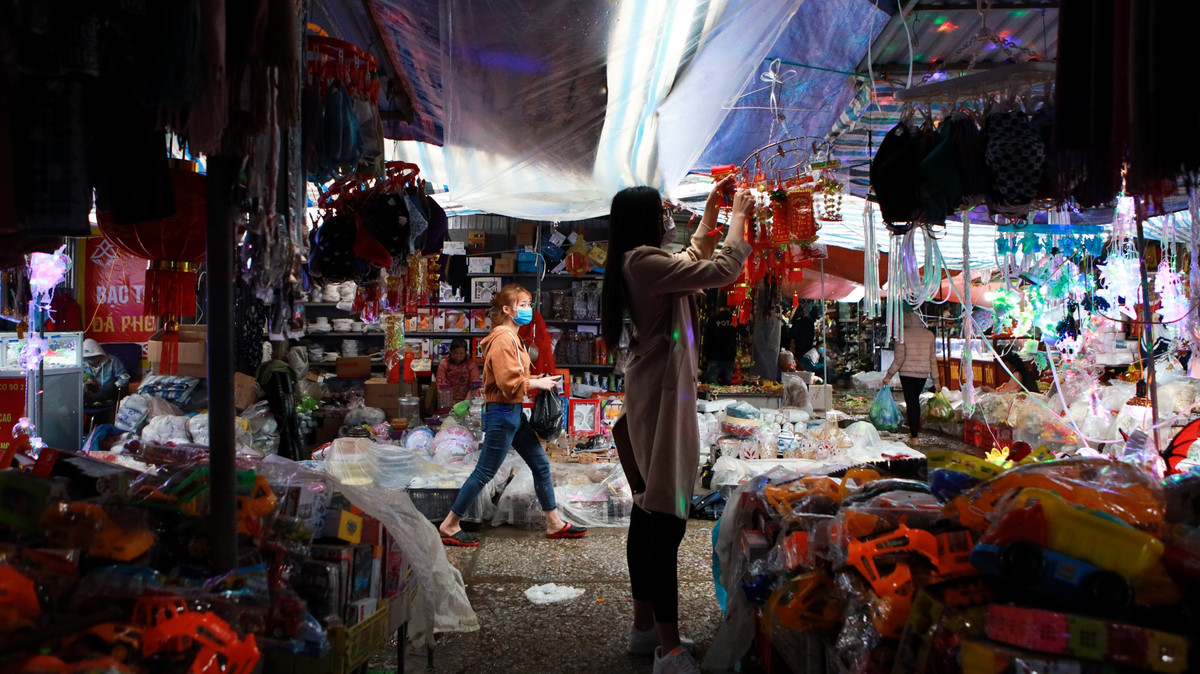 Hoa hậu Đỗ Thị Hà đi chợ quê sắm Tết ngày mưa gió - Hình 4 Hoa hau Do Thi Ha di cho que sam Tet ngay mua gio-Hinh-4