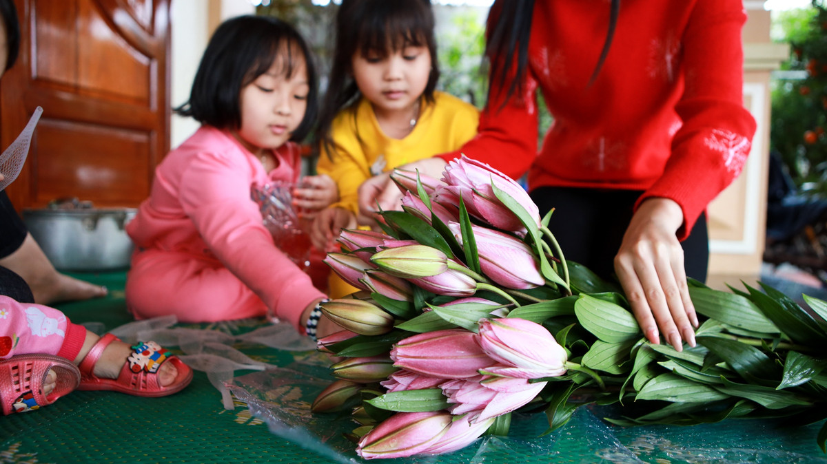 Hoa hậu Đỗ Thị Hà đi chợ quê sắm Tết ngày mưa gió - Hình 11 Hoa hau Do Thi Ha di cho que sam Tet ngay mua gio-Hinh-11