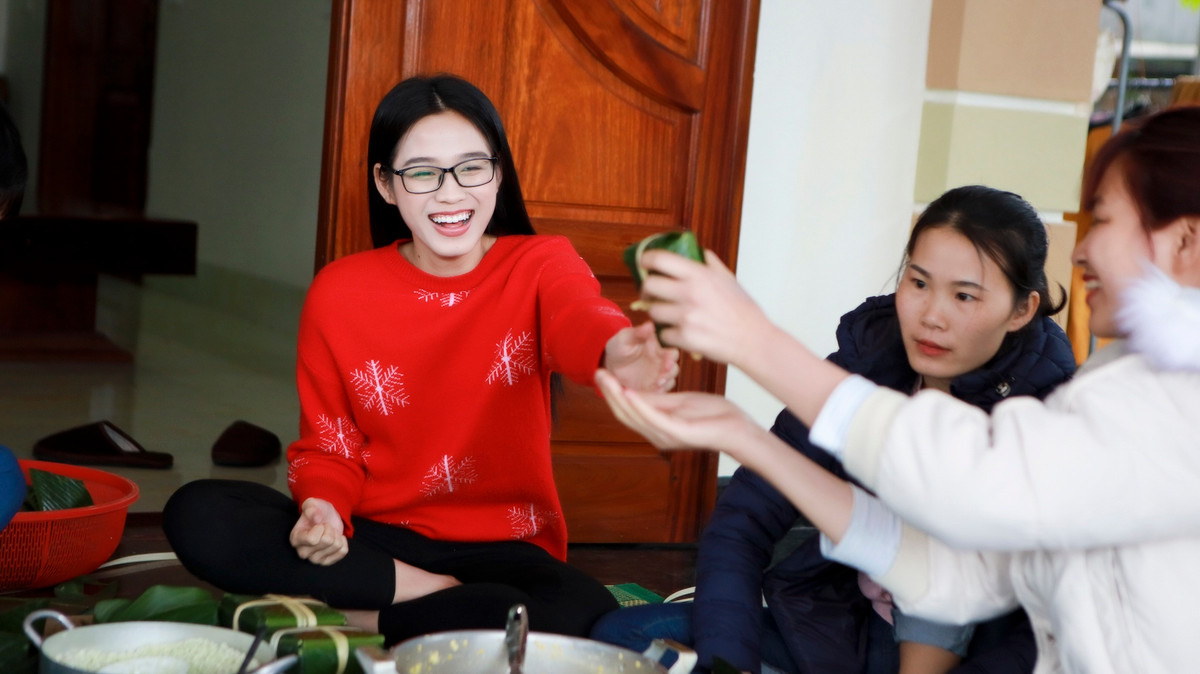 Hoa hậu Đỗ Thị Hà đi chợ quê sắm Tết ngày mưa gió - Hình 16 Hoa hau Do Thi Ha di cho que sam Tet ngay mua gio-Hinh-16