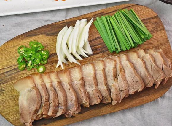 Đổi bữa tối giao thừa sang món mới, hóa ra món “thịt hấp trắng” ăn rất ngon - Hình 4 Doi bua toi giao thua sang mon moi, hoa ra mon “thit hap trang” an rat ngon-Hinh-4