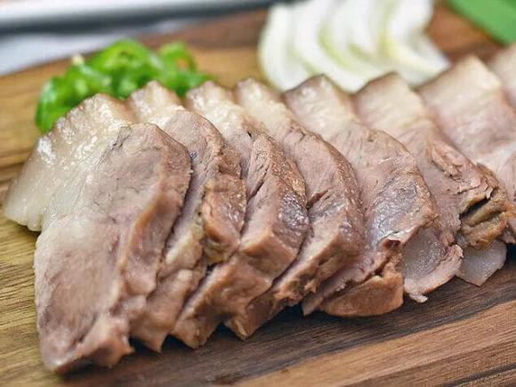 Đổi bữa tối giao thừa sang món mới, hóa ra món “thịt hấp trắng” ăn rất ngon Doi bua toi giao thua sang mon moi, hoa ra mon “thit hap trang” an rat ngon