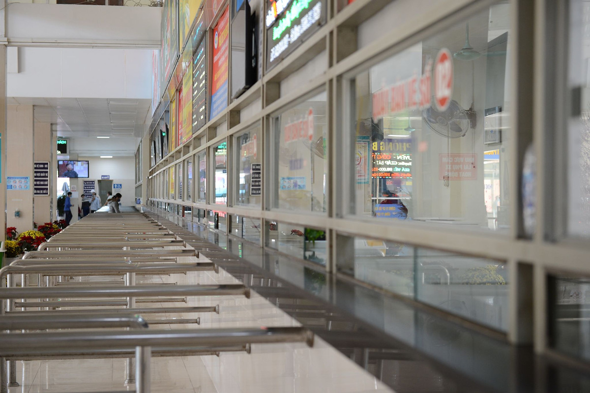 Theo ghi nhận của PV ngày 30 Tết (11/2), khu vực khách chờ mua vé ở Bến xe Giáp Bát (Hà Nội) rất vắng vẻ.