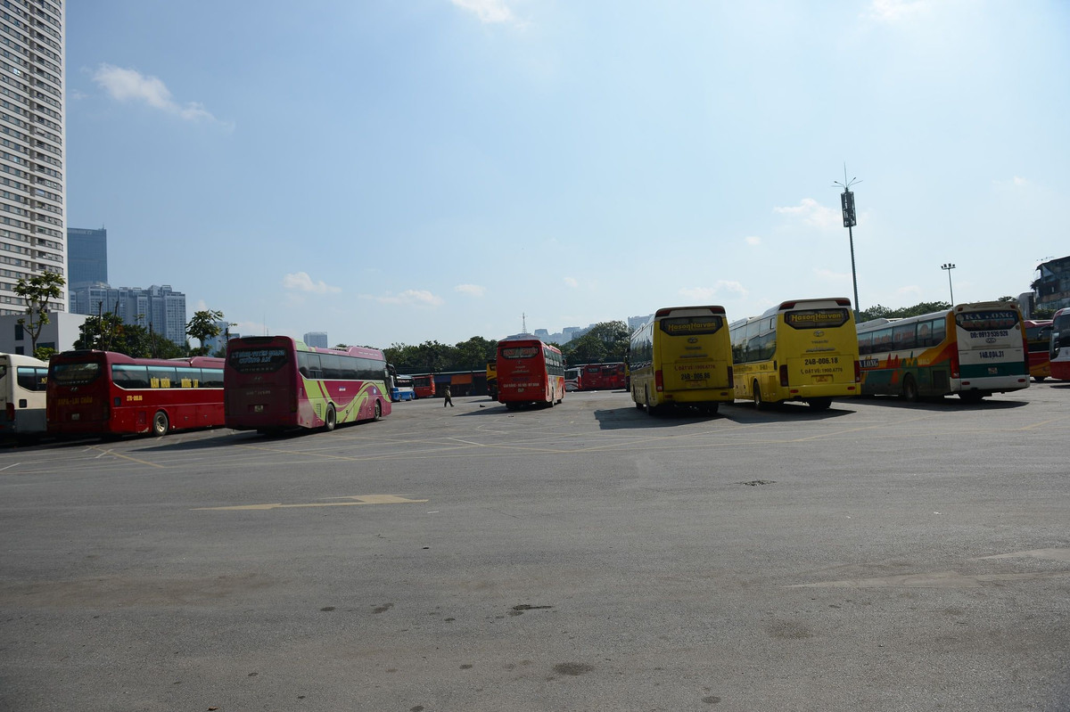 Theo chia sẻ của anh L.A.Q nhân viên bán vé tuyến Hà Nội - Thanh Hóa cho biết: "Hiện xe chỉ còn 10 phút nữa là đến giờ xuất bến nhưng số khách mua vé chưa được nửa. Trong khi ngày này những năm trước, trước khi xuất bến xe đã đầy khách. Thậm chí, nhà xe còn phải xếp ghế giữa cho khách ngồi."